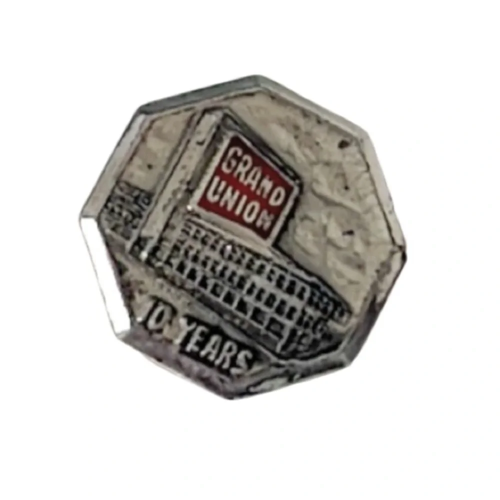 Vintage sterling silver Grand Union 10 year collectible lapel pin